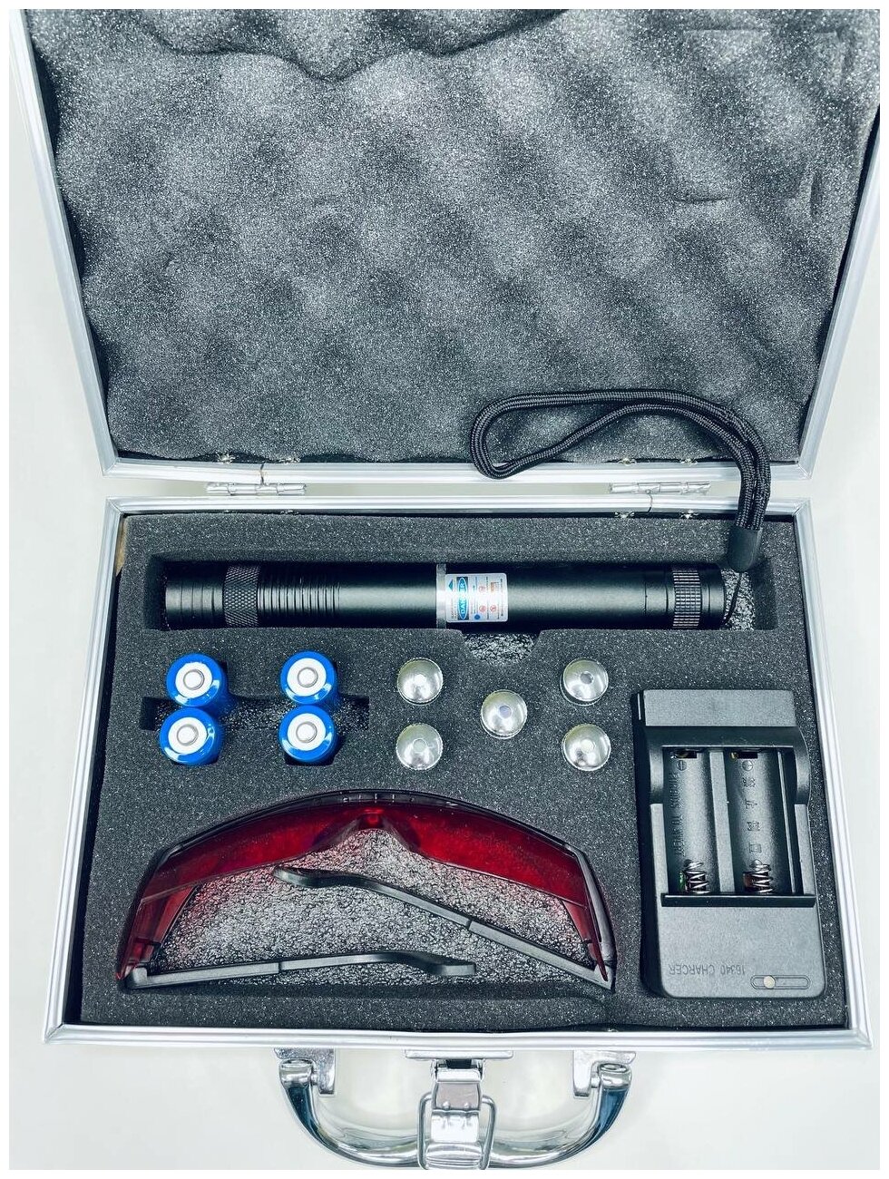 Мощная синяя лазерная указка 008 50.000mW. 2 комплекта аккумуляторов, 5 насадок, очки защитные, зарядка, в кейсе.