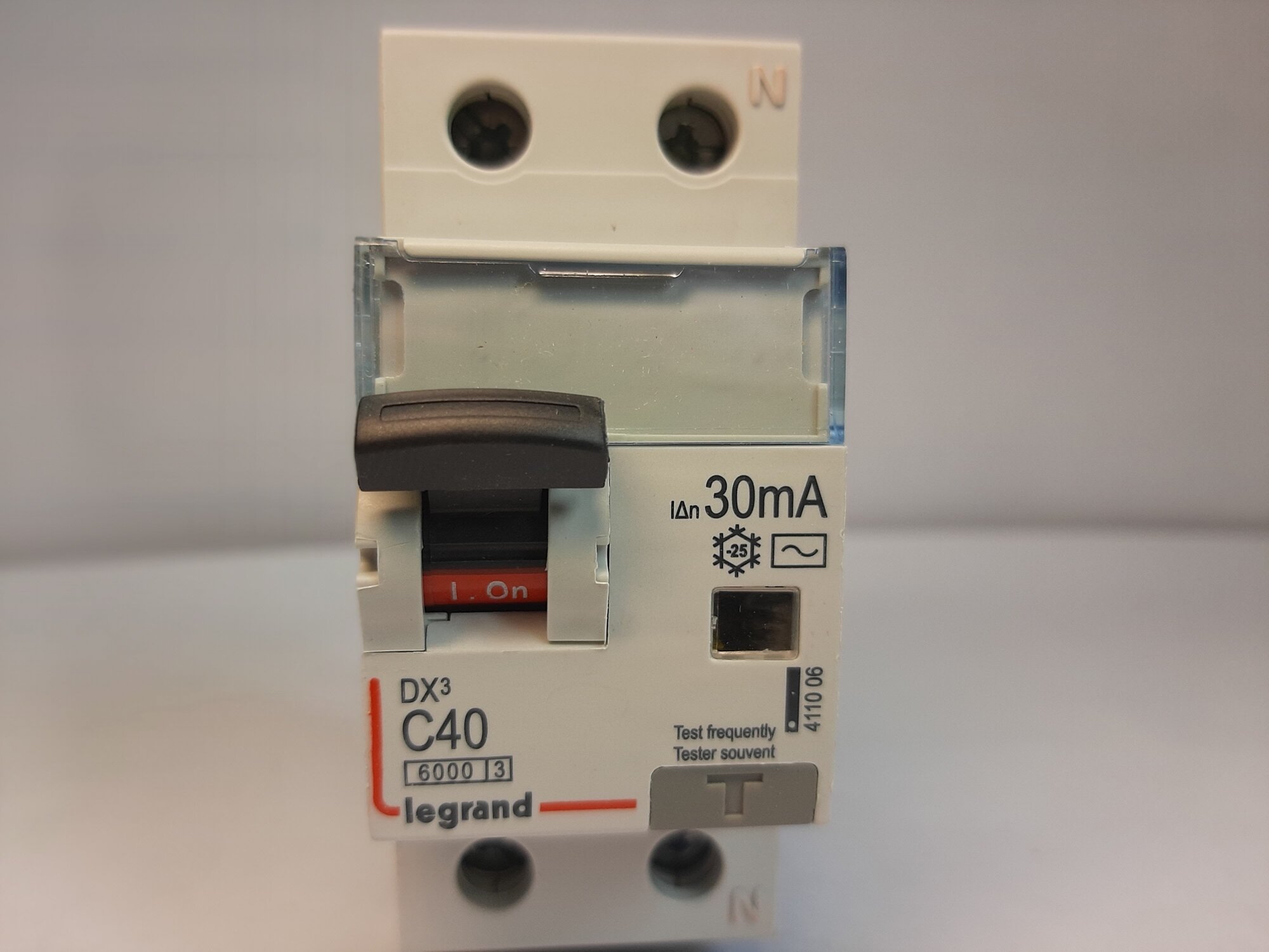 Выключатель автоматический дифференциального тока АВДТ DX3 1p+N 40A 30mA AC - фотография № 2