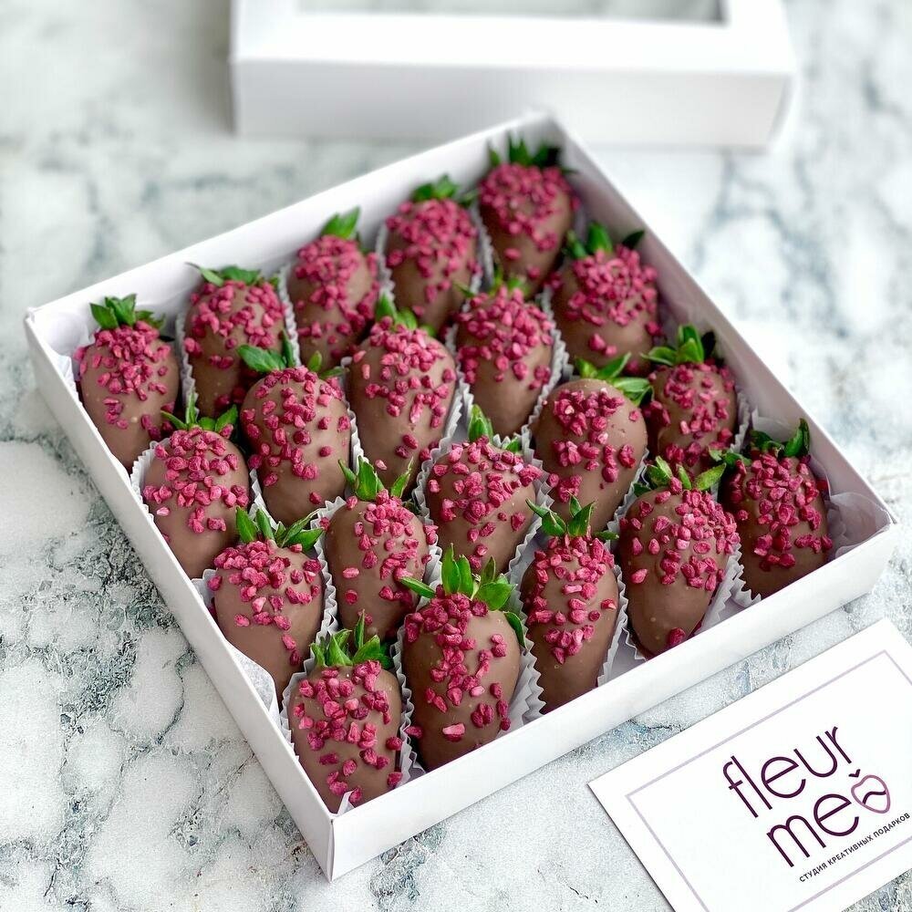 Комбо-набор "Лаффре" 20 ягод свежей клубники и белая роза 50 см