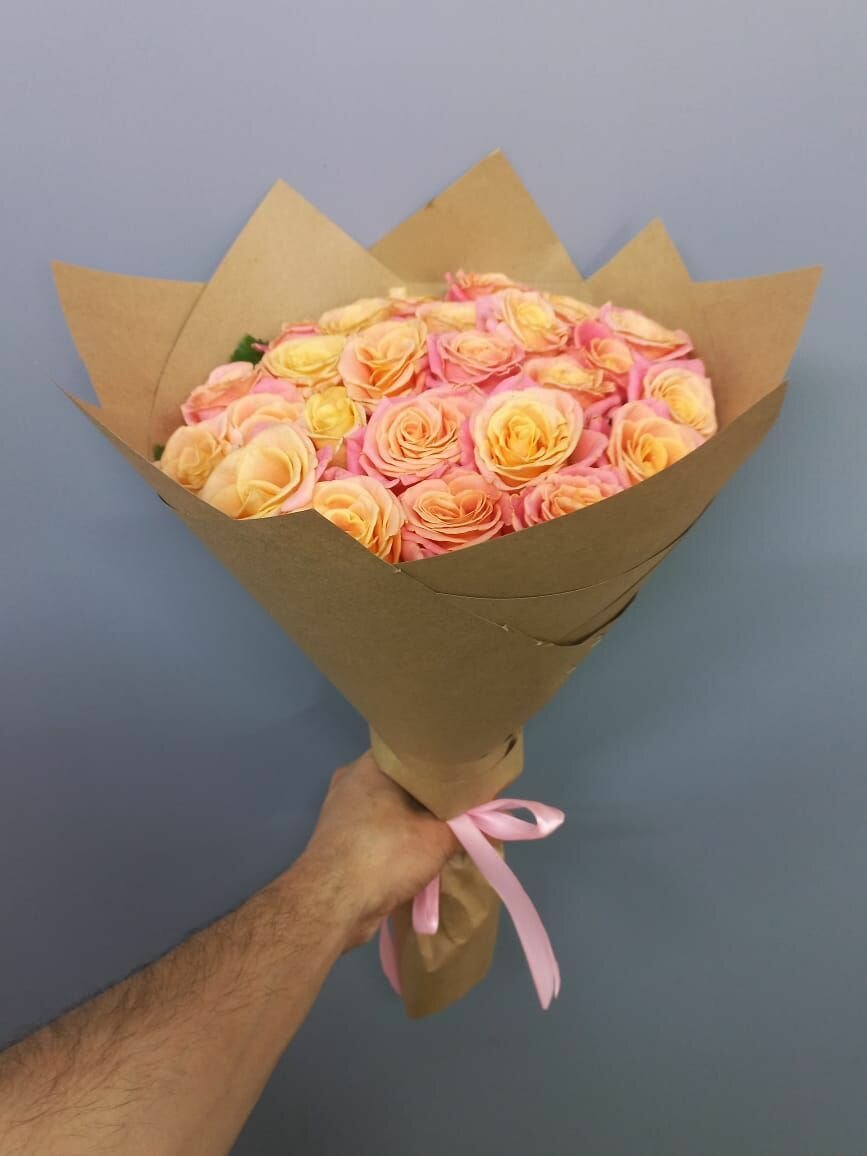 Цветы живые букет из 25 роз 40 см с атласной лентой