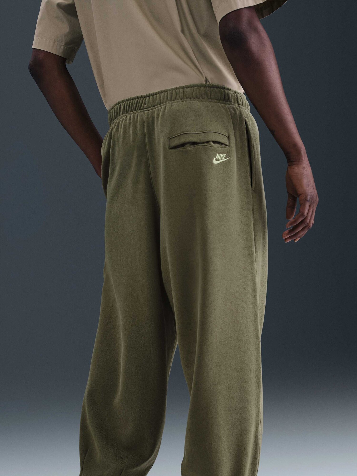 Брюки джоггеры NIKE Club, размер S, оливковый — фото 1