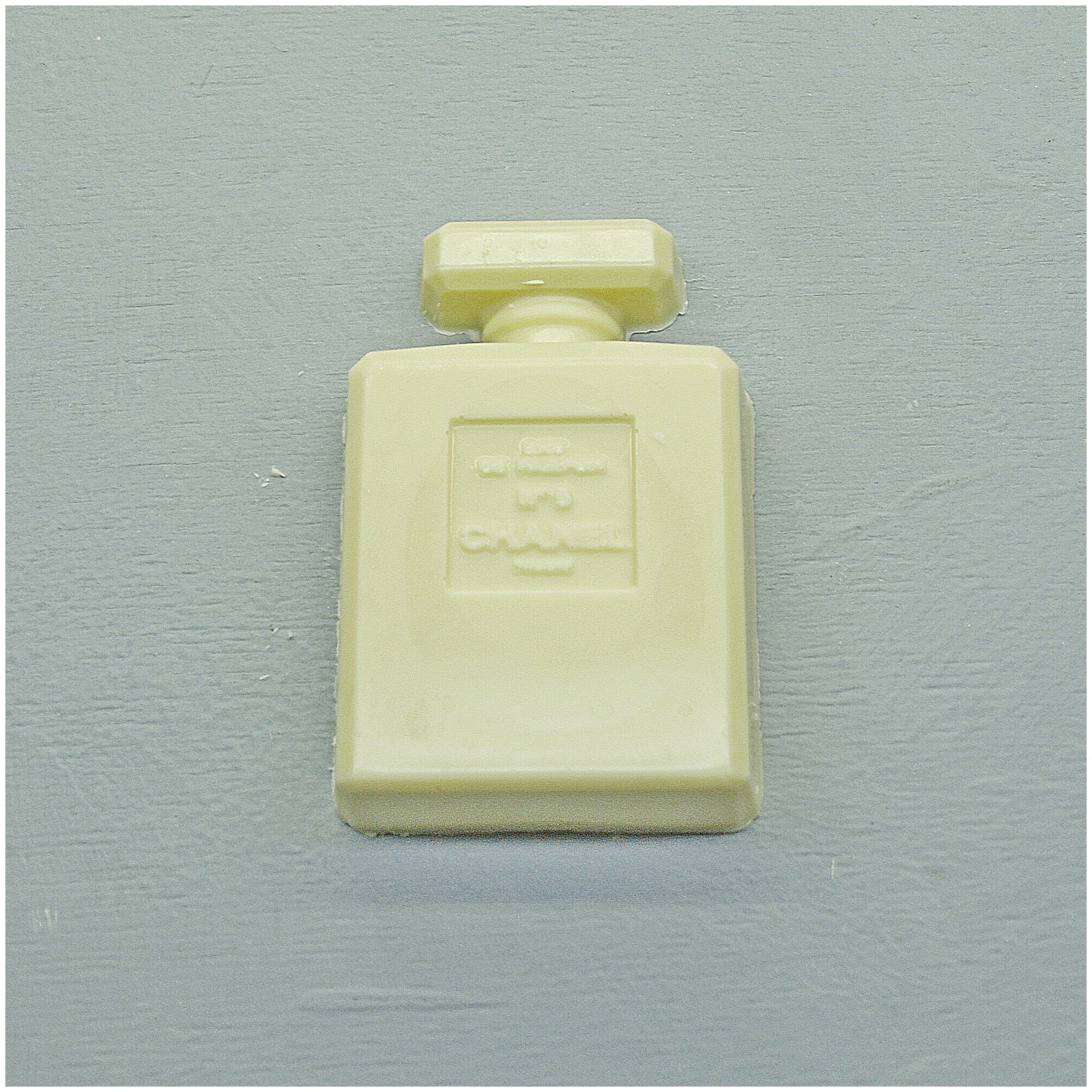 Подарочная шоколадная фигура Frade/Фраде - Шанель №5 (вес-105г) (белый)