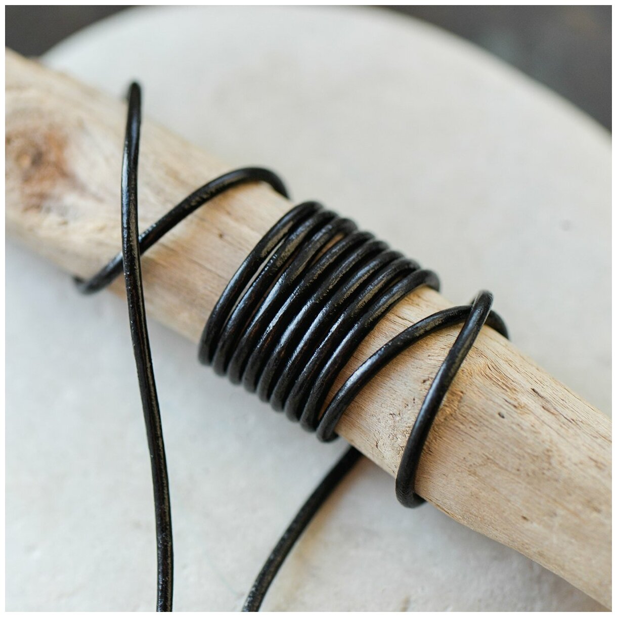 Шнур кожаный круглый 2 мм 3 метра для шитья / рукоделия / браслетов, цвет черный
