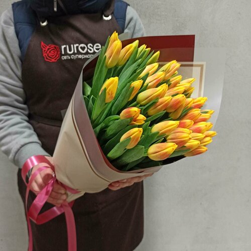 Букет желтых тюльпанов в упаковке 51 Твоя весна