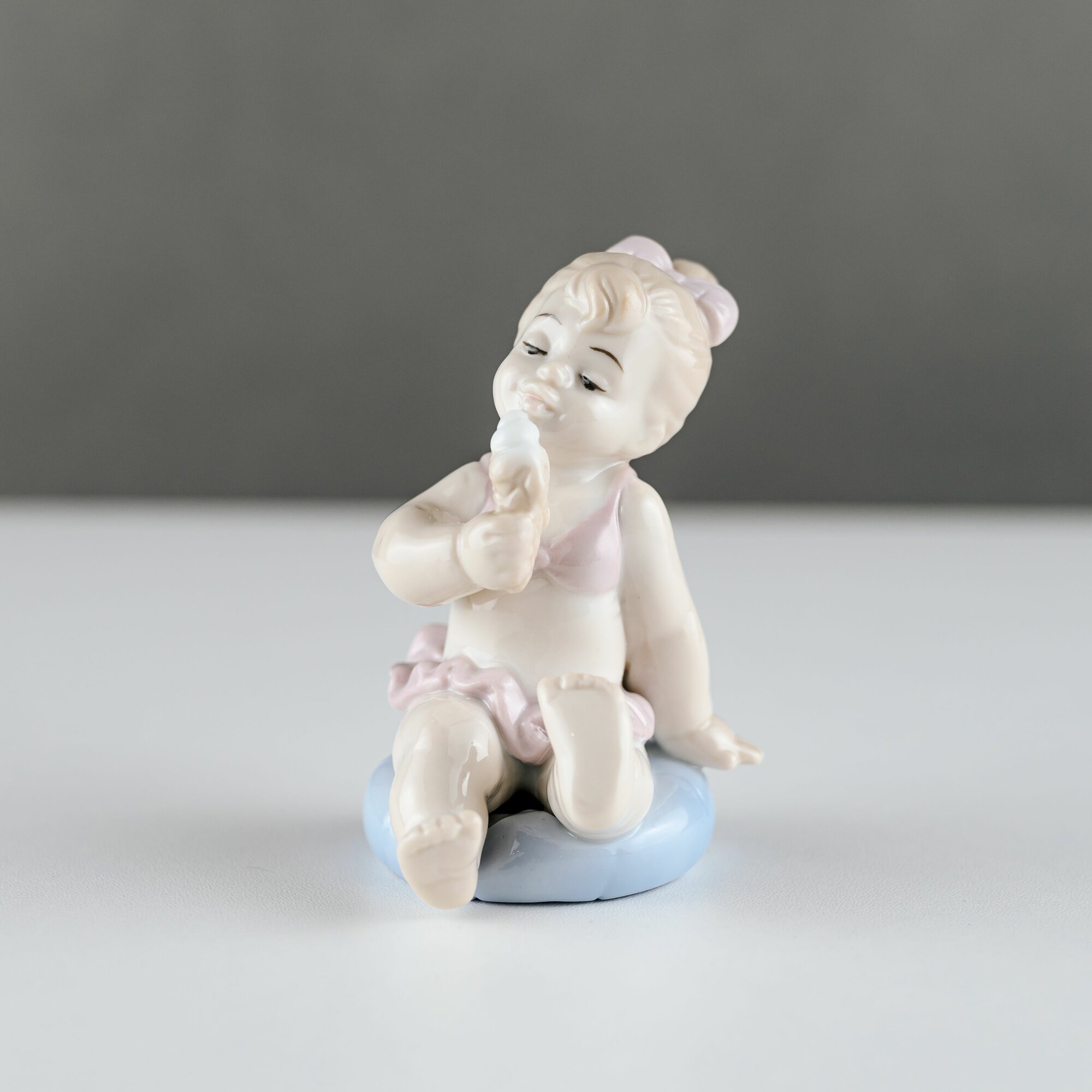 фото Фигурка (статуэтка) "Девочка на пляже" (Pavone). Фарфор. Павоне