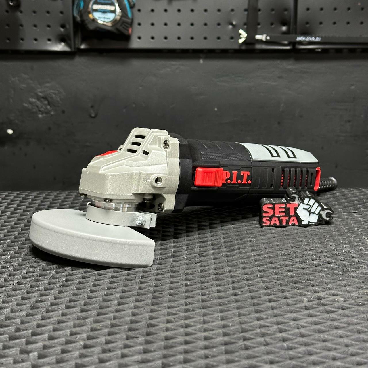 Угловая шлифмашина P.I.T. PWS 125-C6, серебристый корпус, 1050Вт, 22мм, 125мм