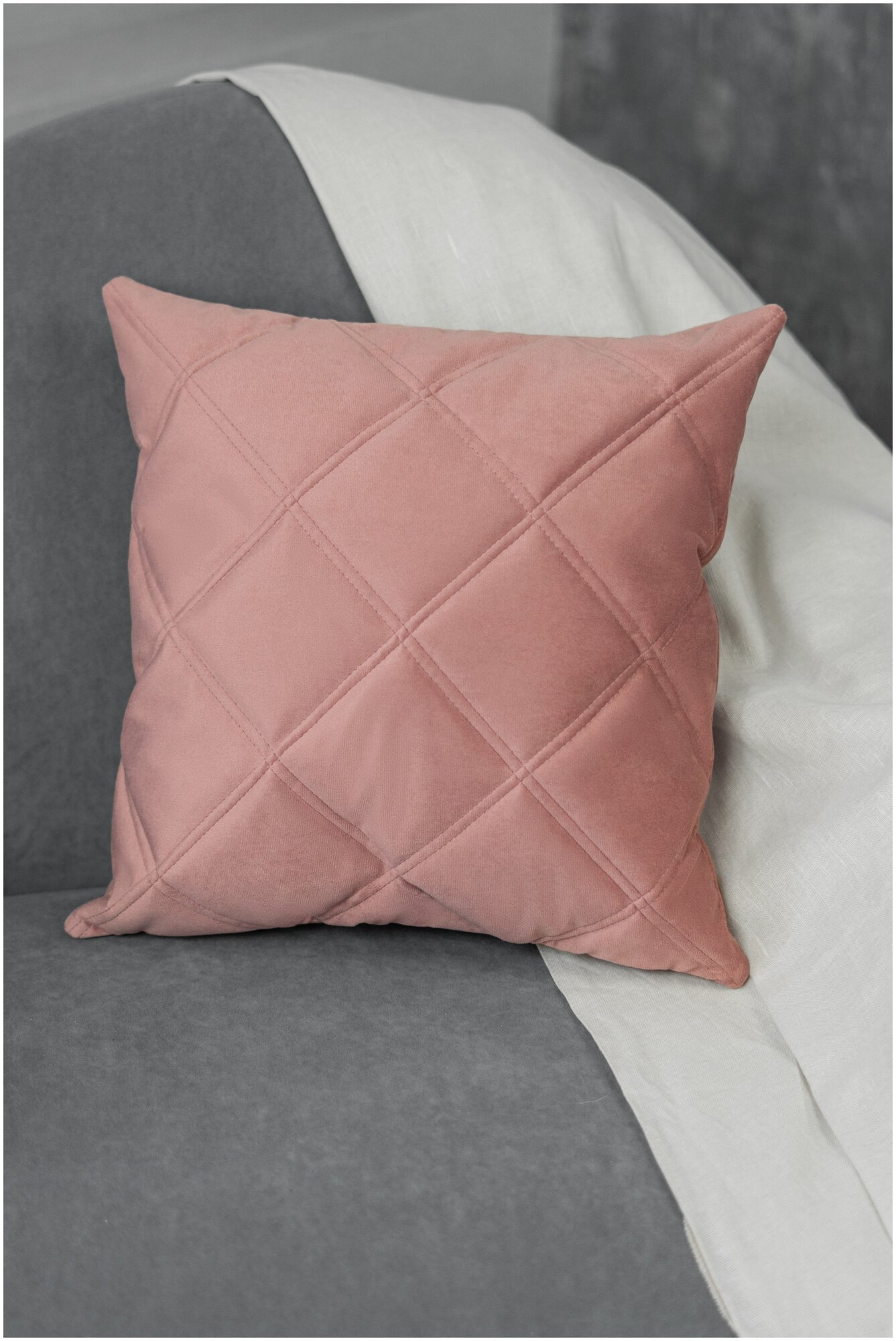 Подушка декоративная ChiedoCover со съемным чехлом из велюра на молнии, 40x40 Розовая