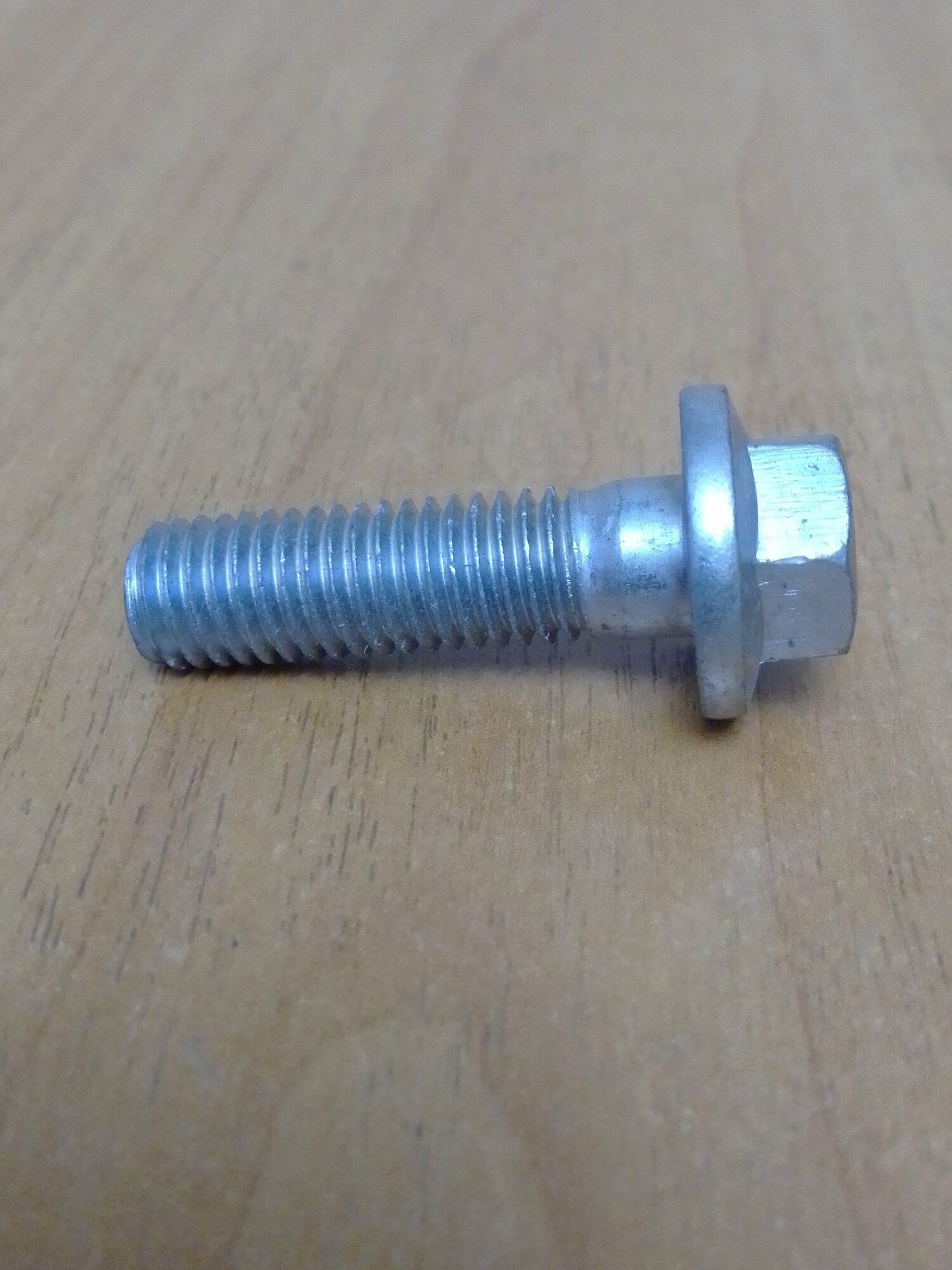 фото 4593771167-п29. Болт М10х1,5х35 с фланцем для автомобилей (шестерни КПП газ). Красная Этна