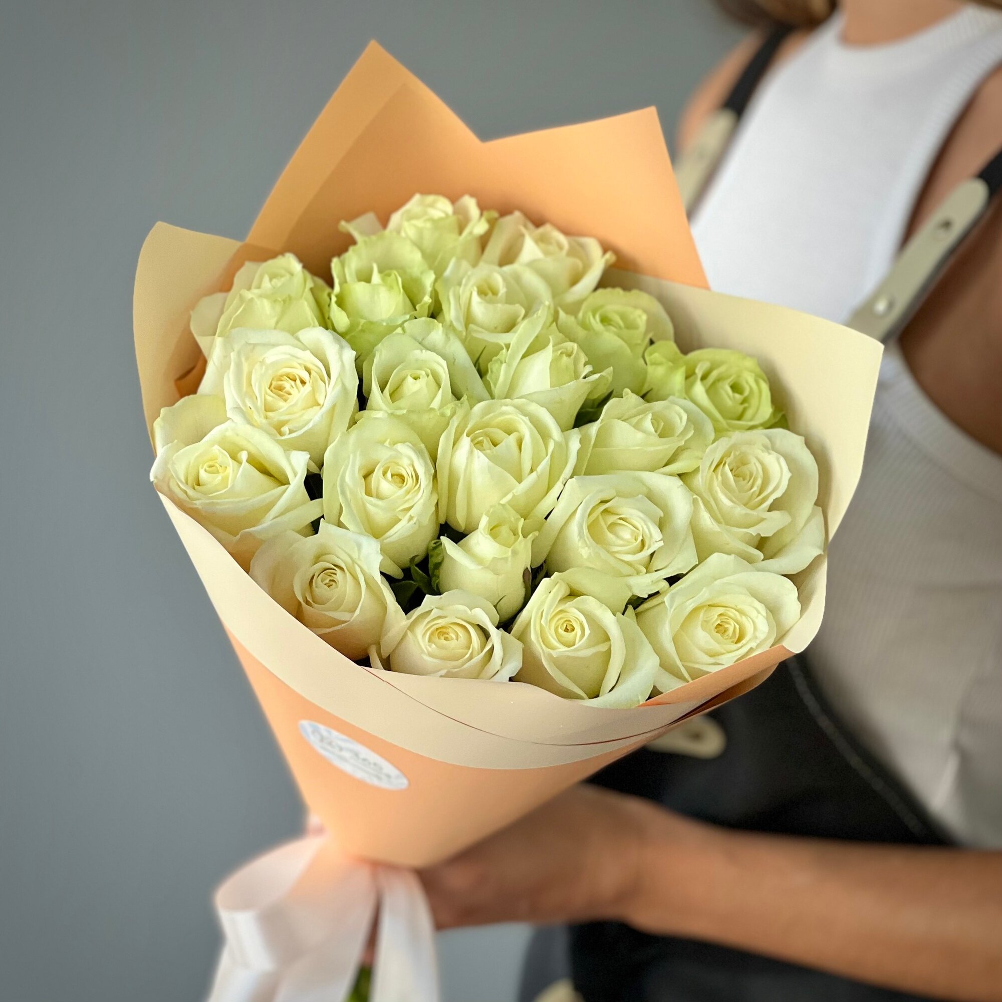 Букет из 21 белой розы 40 см в стильной упаковке. «365 Поводов» - живые цветы с доставкой