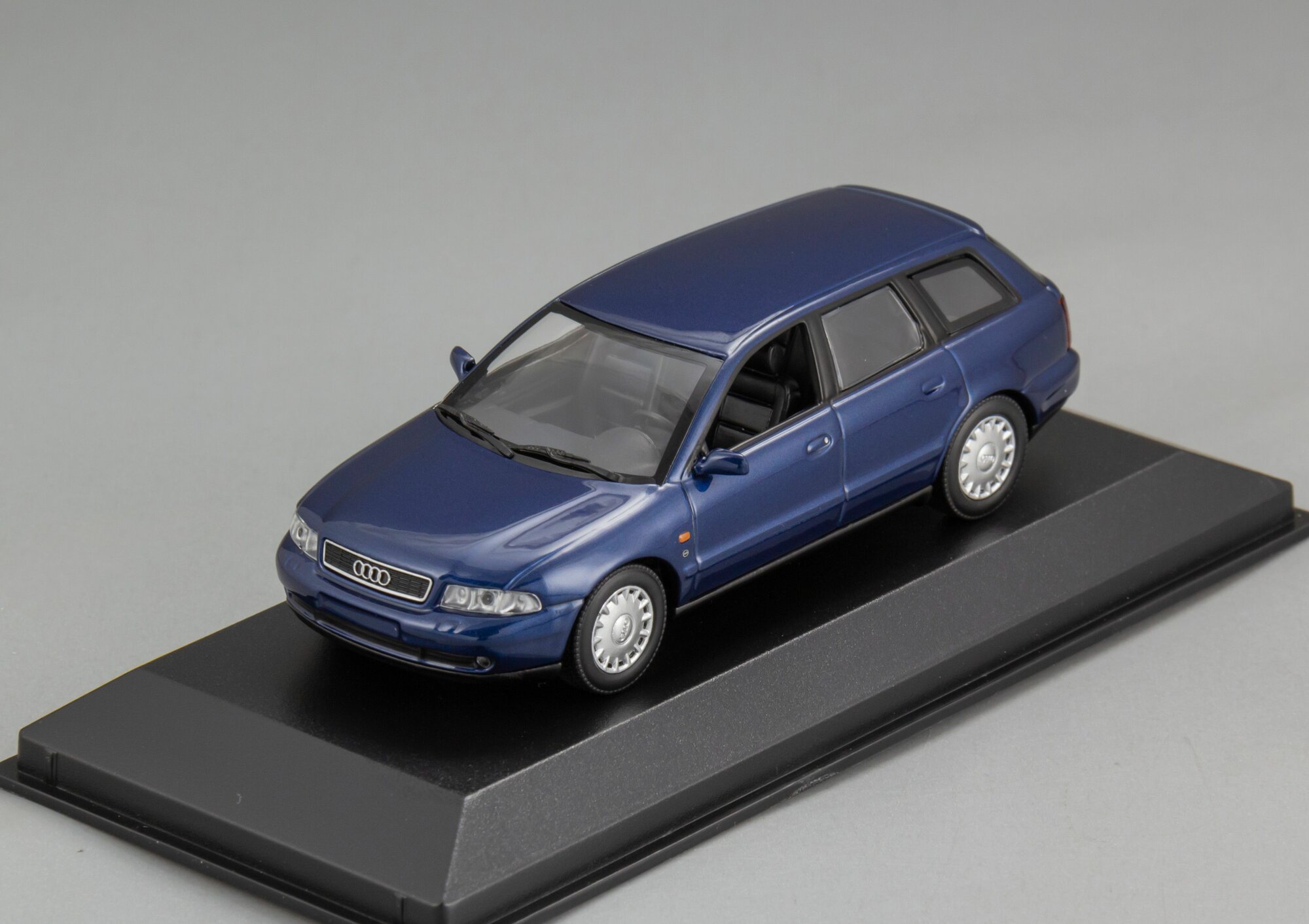 Коллекционная масштабная модель 1:43 Audi A4 Avant – 1995 от Maxichamps