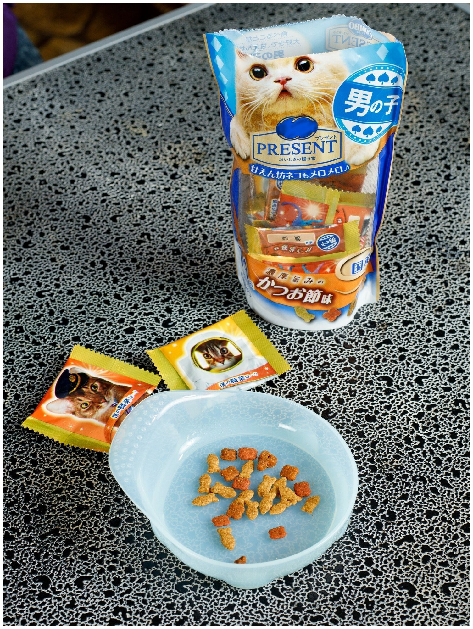 Лакомство для кошек Japan Premium Pet, хрустящий корм PRESENT для избалованных котов на основе сушеного тунца бонито, 42г - фотография № 4