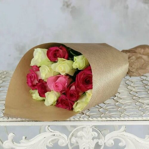 Изображение товара Букет из 15 белых розовых роз 40см. в крафте от Букет Маркет