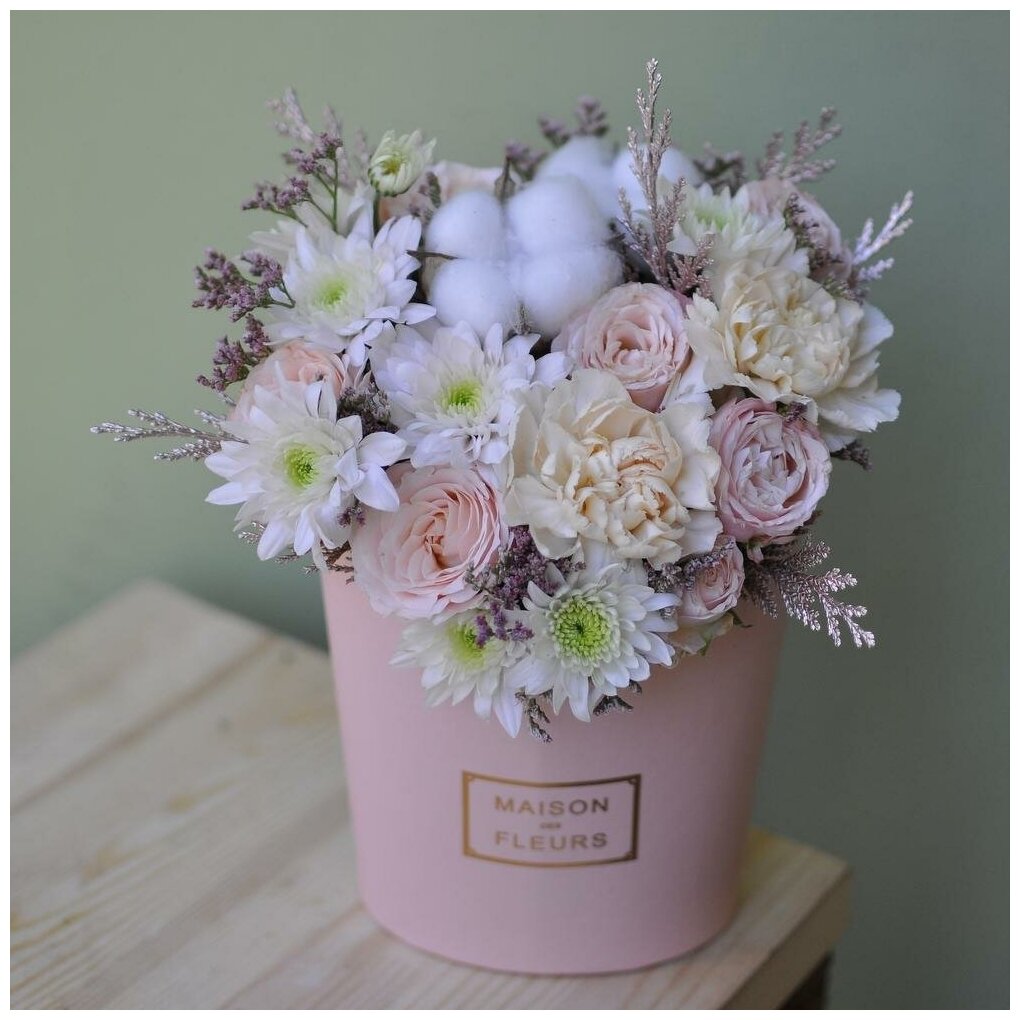 Красивый букет цветы в розовой коробке. Зефирка персиковая "Пудровый аромат" с хризантемой хлопком и пионовидной розой.