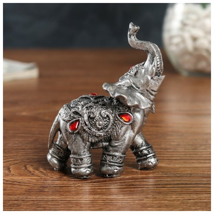 фото Сувенир полистоун "Серебристый слон в попоне с рубинами" 10х5,5х10 см 4634958