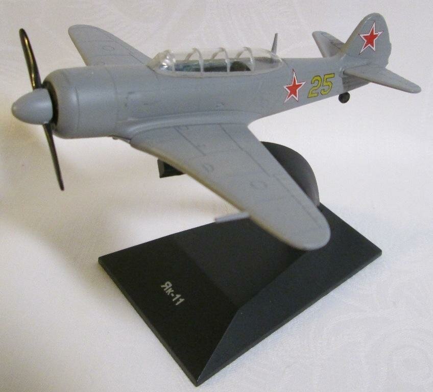 Масштабная модель 1/80, самолет Як-11