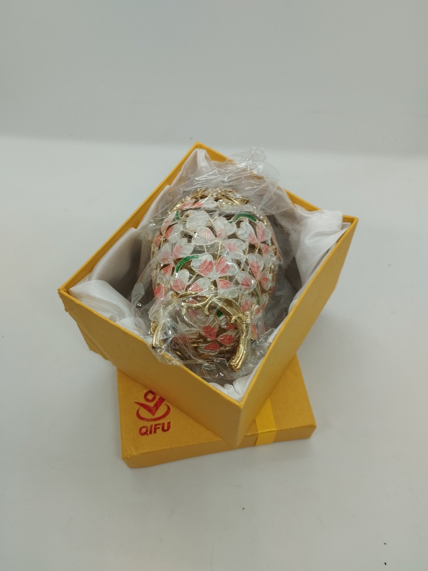 Яйцо Фаберже " Клевер ", бело-розовое , 4413 артикул .