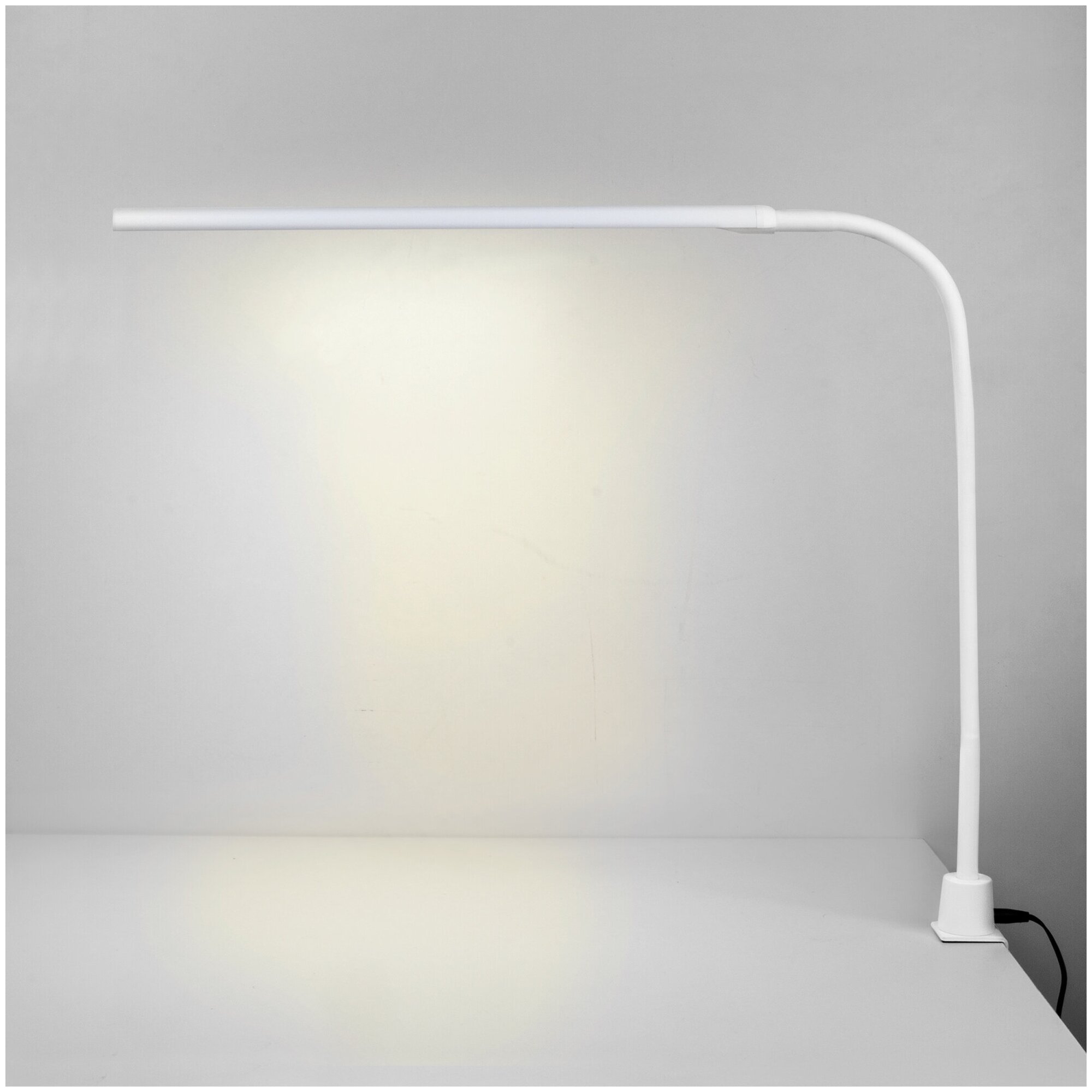 Светодиодная настольная лампа Eurosvet на струбцине 80429/1 белый