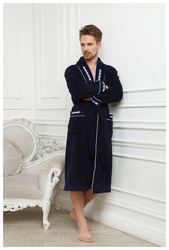 фото Темно-синий мужской халат с декоративной вышивкой