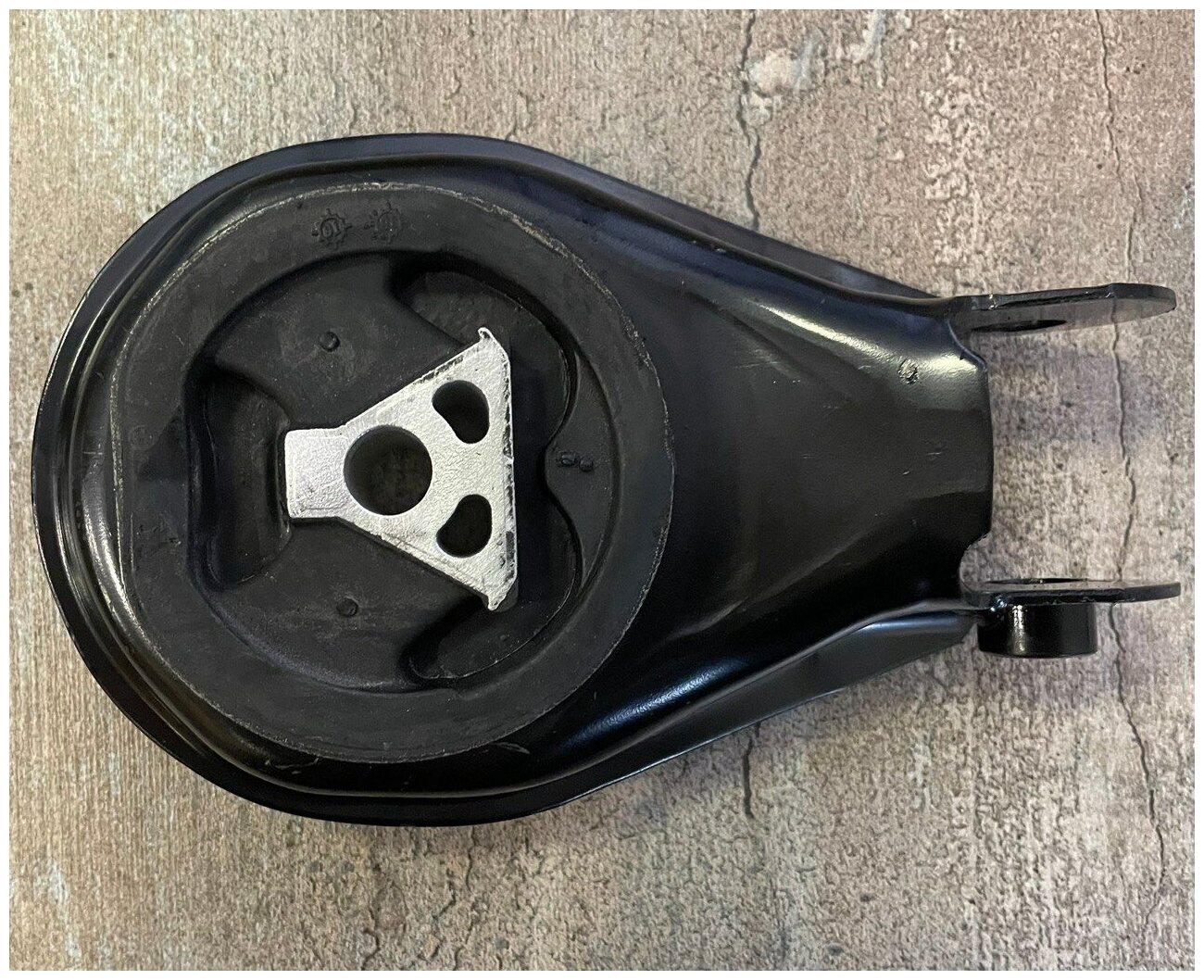 Опора двигателя зад. Ford C-Max I-II 07-, Focus II-III 04-, Kuga I-II 08-, Mazda 3 03-, Volvo C30 06-, S40 II 04-.