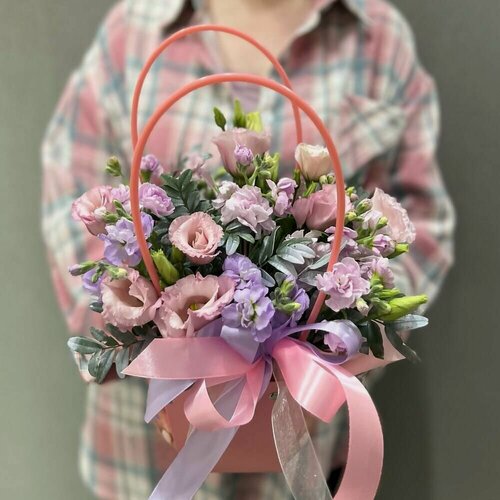 Изображение товара Букет с розовой эустомой и маттиолой в сумочке - римская роза