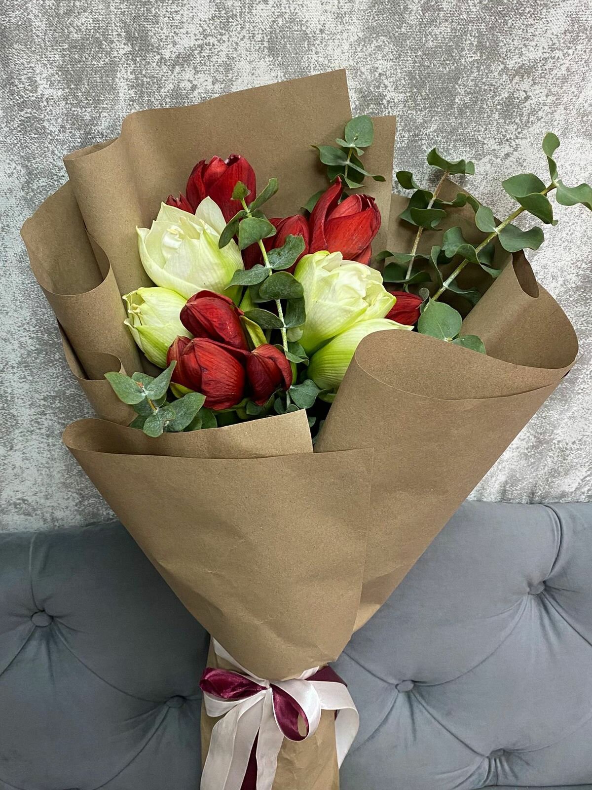 Букет из белых и красных амариллисов с эвкалиптом в крафтовой упаковке (5 штук)