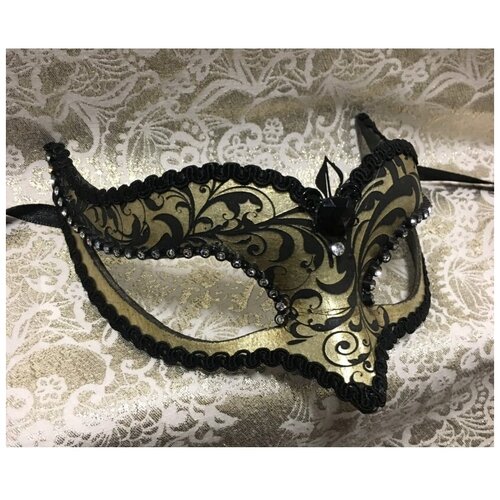 стол венецианская маска маска венеция 65x65 см кухонный квадратный с принтом Венецианская маска Volpina, золотая с черным узором (10307)