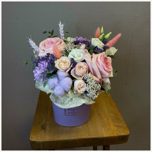 Изображение товара Лавандовая коробка с цветами. Букет Зефирка с ароматной розой Охарой, хлопком и пионовидной розой