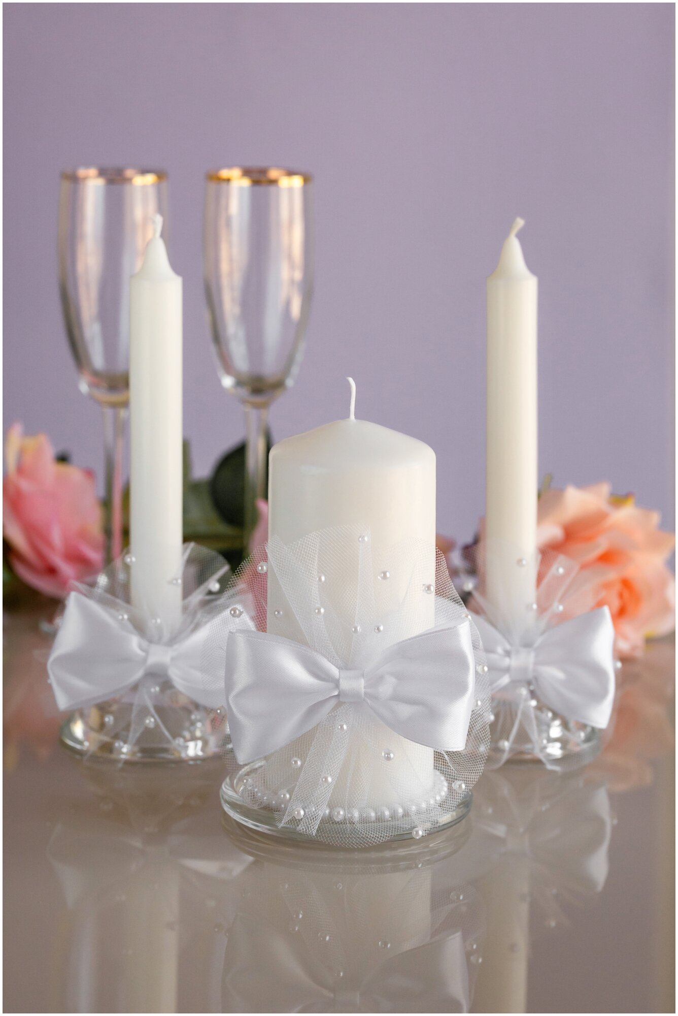 Свадебные свечи в наборе для домашнего очага новобрачных "Рандеву" с белыми атласными бантами, фатиновым декором и жемчужными бусинами