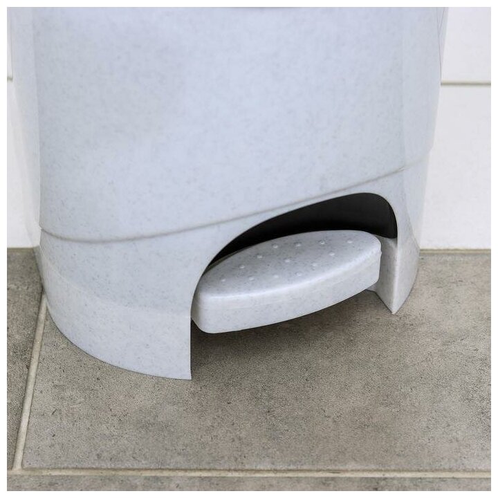 Ведро мусорное с педалью IDEA 7 л мрамор М2890 ширина 21,3 см — фото 1