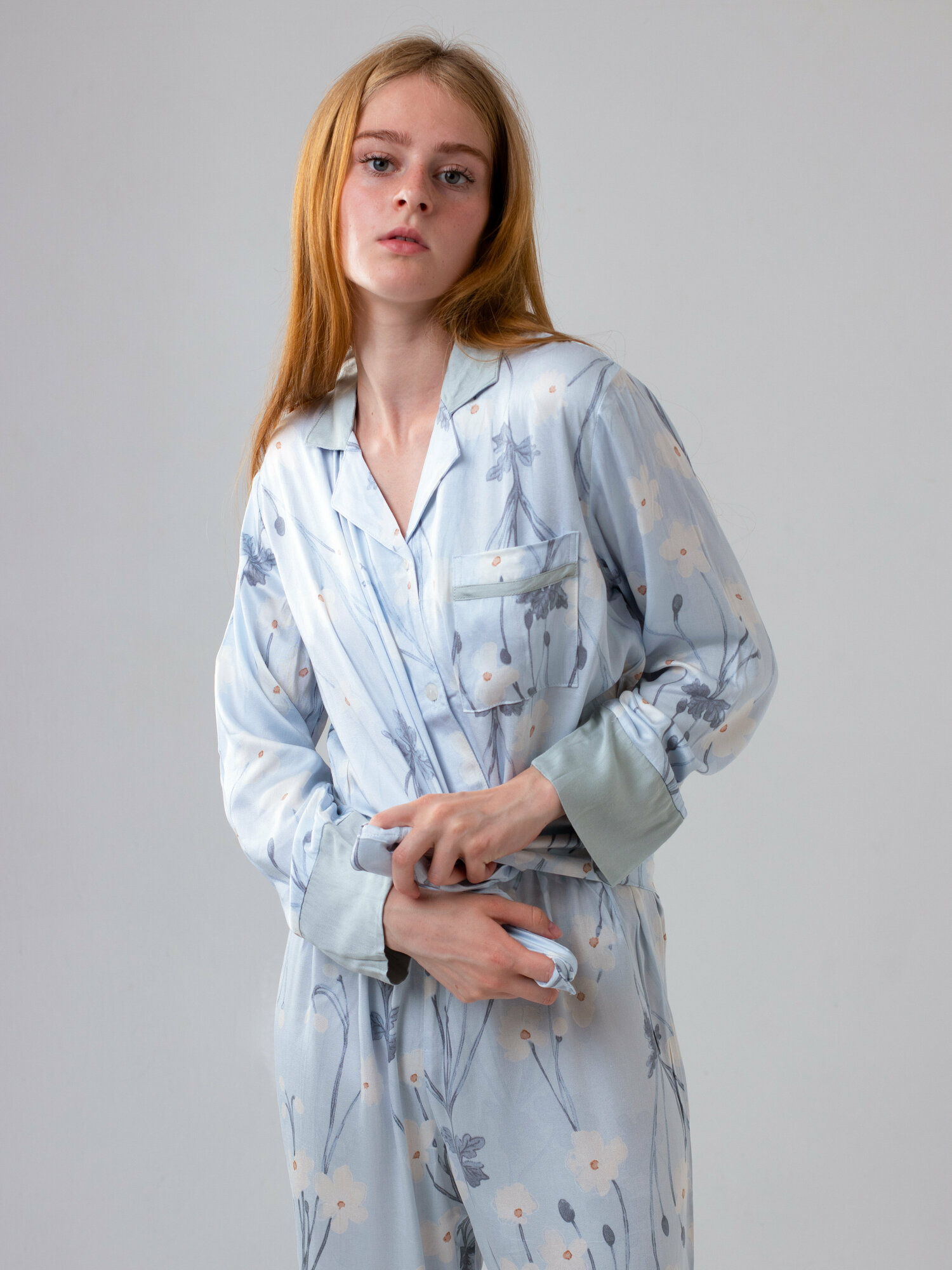 Домашний костюм-пижама голубая шелковая женская с брюками и рубашкой S - фотография № 7