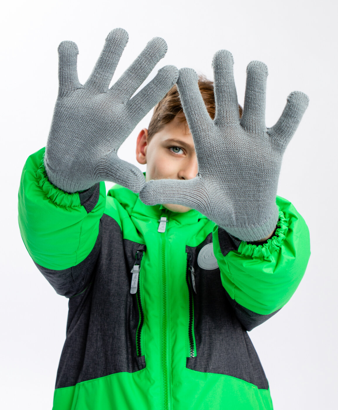 фото Перчатки вязаные серые Button Blue для мальчиков