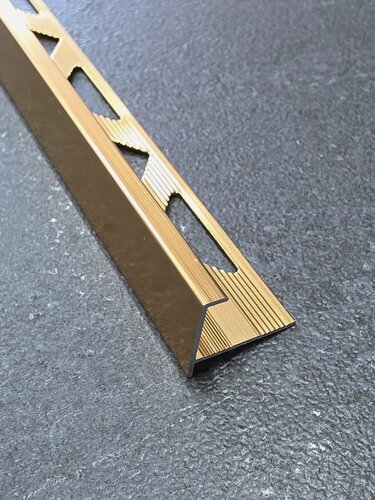 Изображение товара Профиль F-образный (Mini) алюминиевый анодированный для плитки 10мм 2,7м Латунь имитация