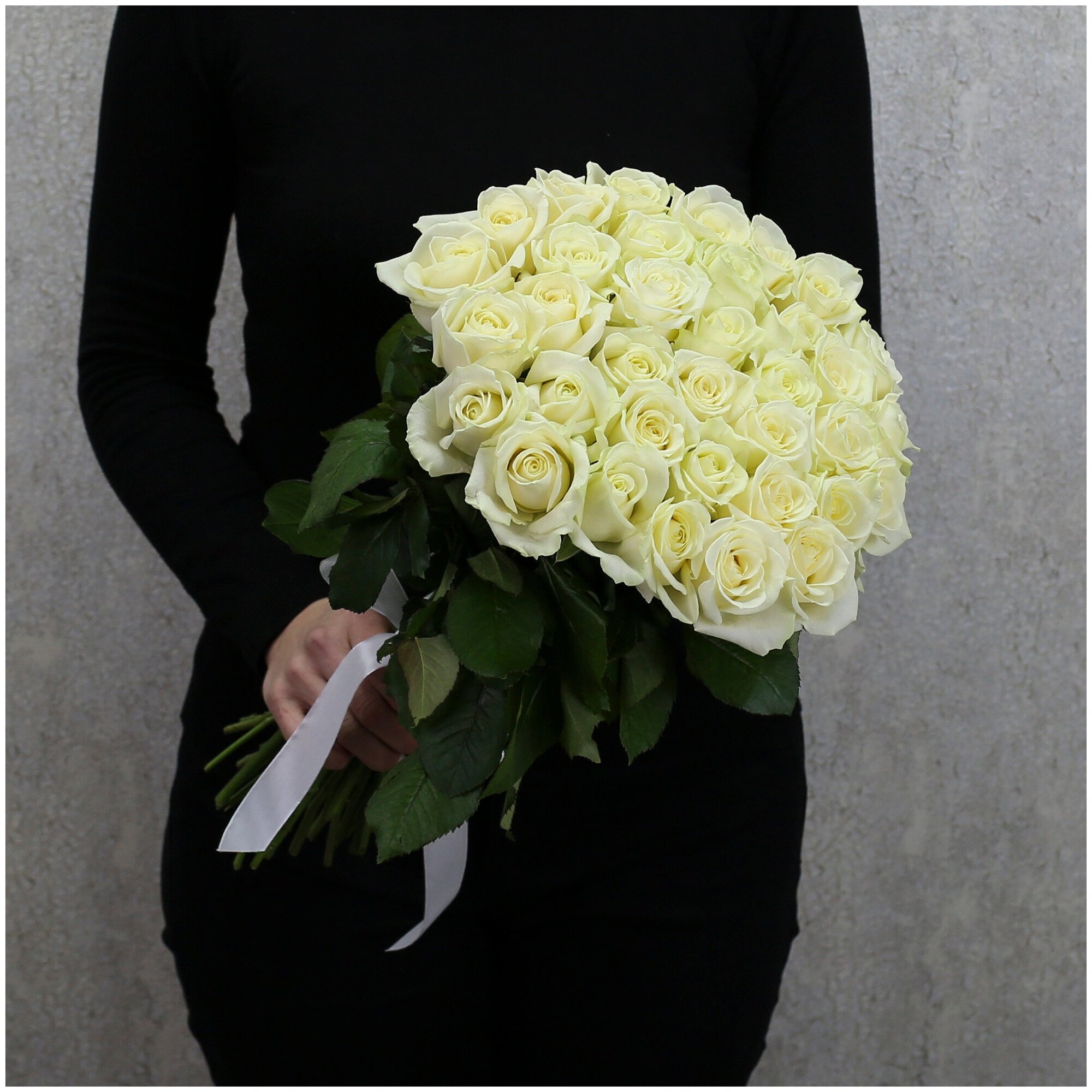 Цветы живые букет из 35 белых роз Аваланч 50 см с атласной лентой