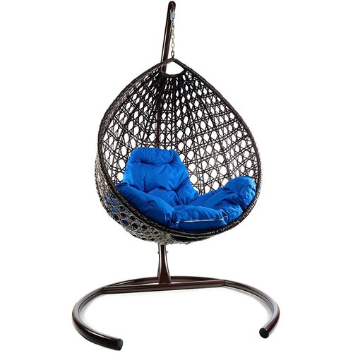 Подвесное кресло из ротанга "Капля Люкс" коричневое с синей подушкой M-Group