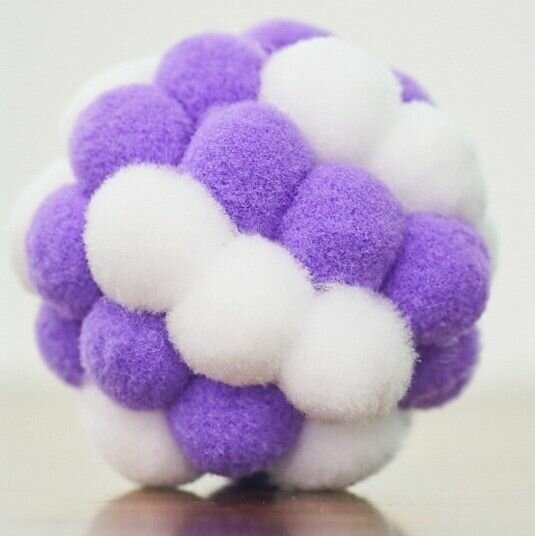 Игрушка-мячик для животных с погремушкой внутри, шерстяная игрушка-дразнилка для котов, 4,5см, Цвет бело-фиолетовый - фотография № 6