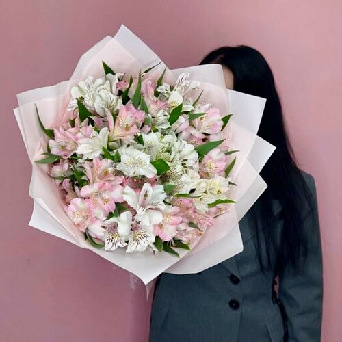 Изображение товара Акция Букет Нежные розовые и белые альстромерии 11 штук в дизайнерском оформлении упаковки с атласной лентой