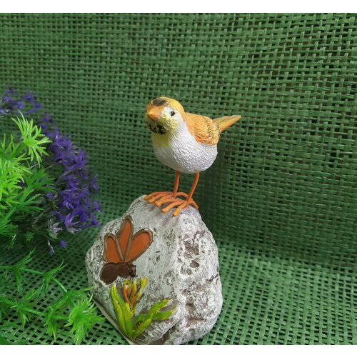 Птичка на камушке, сувенир, фигурка интерьерная, настольный декор.