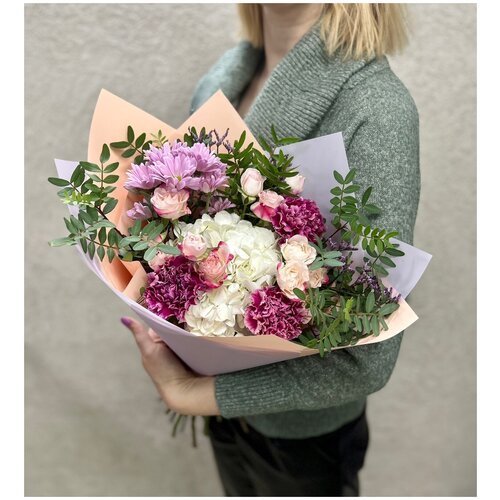 Авторский букет "Ок! ЦветОк!" с гортензией, диантусами, хризантемой и ассорти цветов