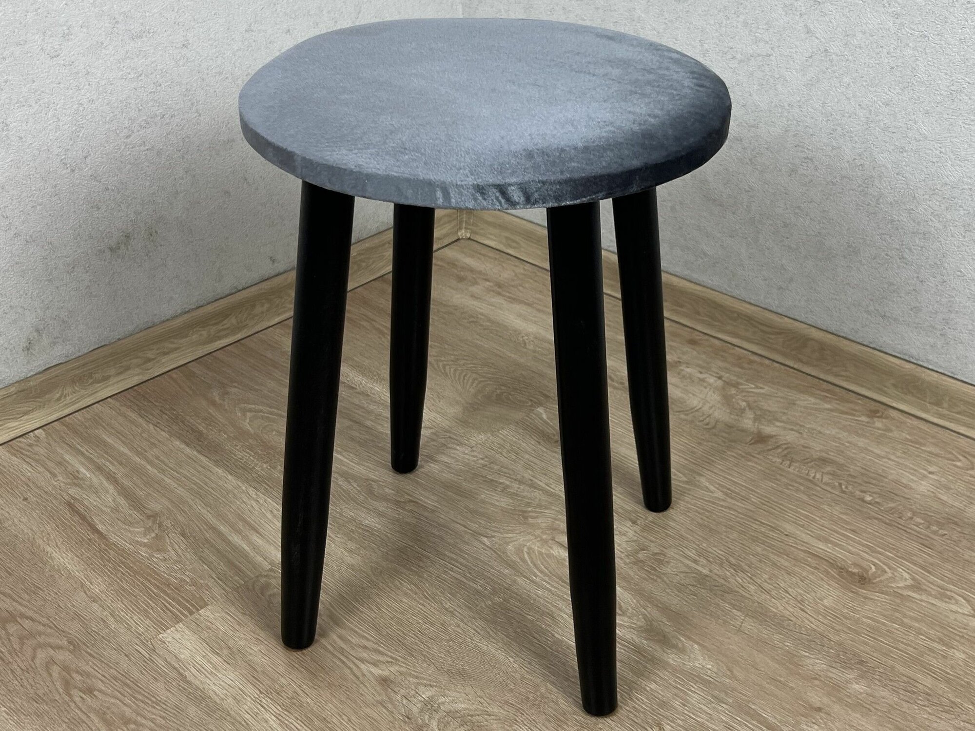 Табурет Мокка круглый для кухни с мягким велюровым сиденьем серого цвета на черных ножках