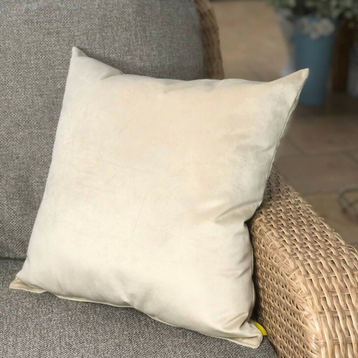 Декоративная подушка кремовая 45х45 см, для дивана велюр, холофайбер