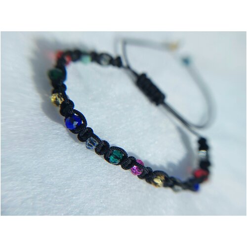 Плетеный браслет с разноцветными камнями