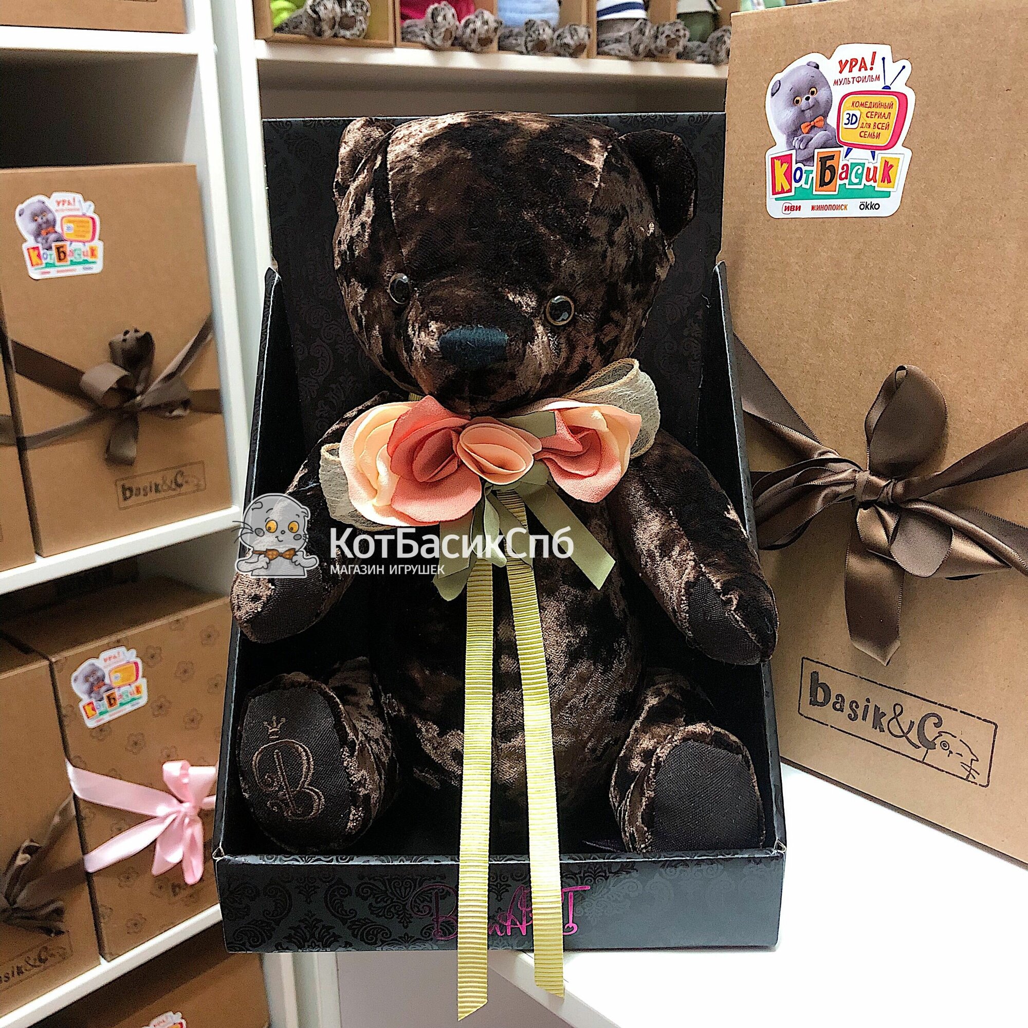 Мягкая игрушка медведь 30 см Basik&Co в подарочной коробке-подставке, от производителя Кота Басика - Медведь БернАрт коричневый