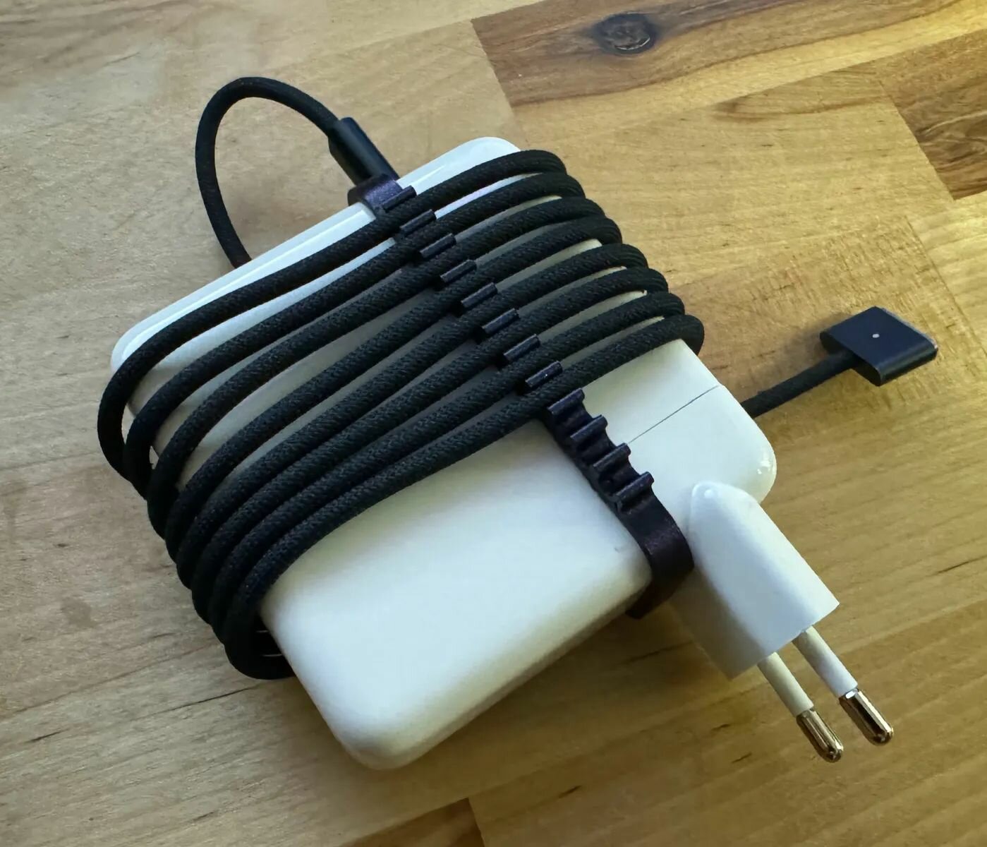 Держатель для кабеля адаптера 96W Macbook / черный