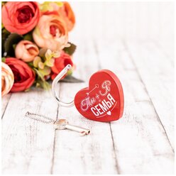 Красный замочек любви на свадьбу "Ты + Я - Семья" из металла, в форме алого сердца с белой надписью и серебряным ключиком
