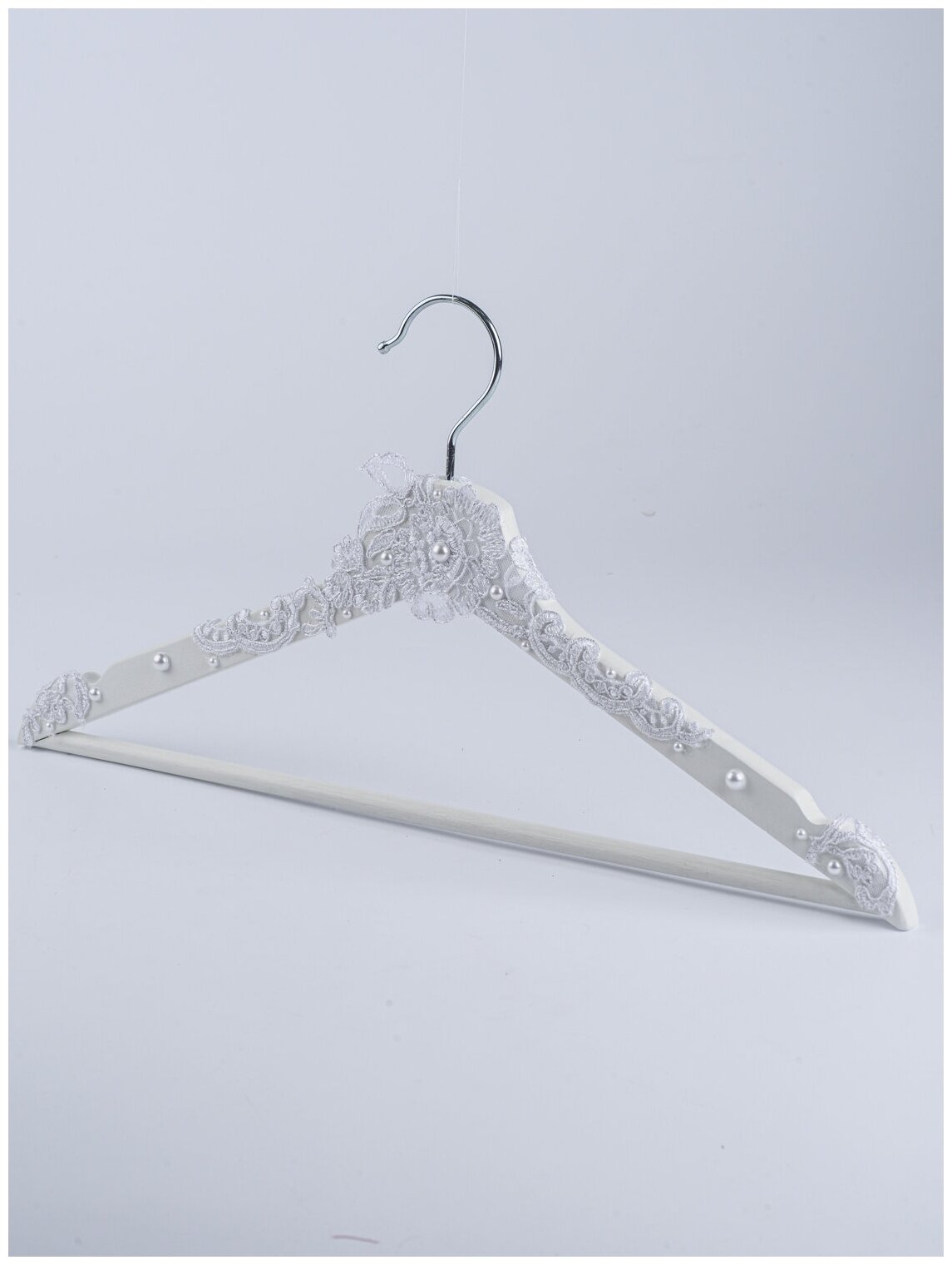 Необычная вешалка для свадебного платья невесты "Виктория" из дерева белого цвета с нежным кружевом и бусинами - фотография № 7