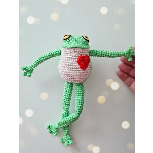 Лягушка вязаная кукла. Жаба зеленая ручной работы 21 см. Лягушонок Хьюго.