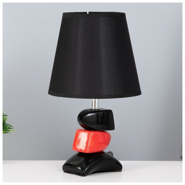 фото Настольная лампа "Дасия" E14 40Вт черно-красный 18х18х29 см 7984502