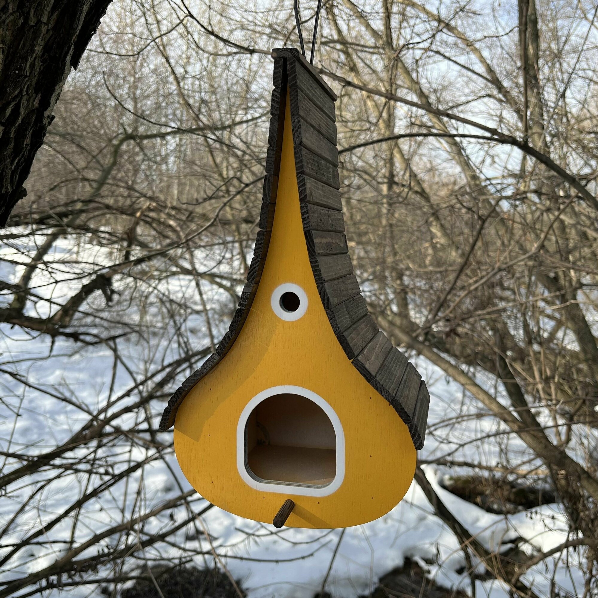 Деревянный скворечник для птиц PinePeak / Кормушка для птиц подвесная для дачи и сада, 340х200х150мм - фотография № 3