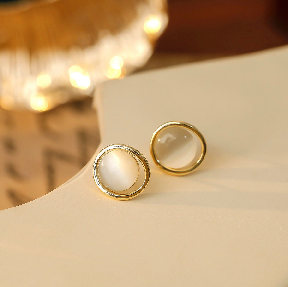 Серьги пусеты, с подвесками Стайл Групп, перламутр синтетический, размер 25 мм, золотой — фото 1