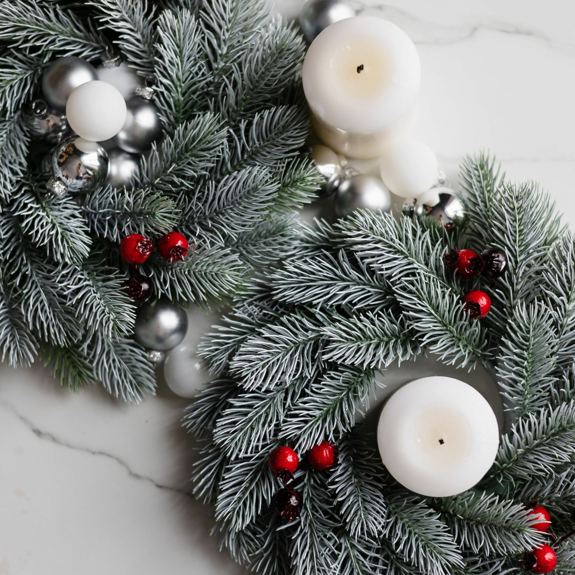 Новогодний венок заснеженный с ягодами. Искусственный венок из ели в снегу. Новогодний декор — фото 1